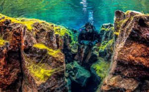 Potápění v trhlině Silfra na Islandu.