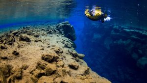 Potápění v národním parku Thingvellir v trhlině Silfra