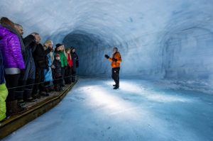 Tunel v ledovci Langjokull na Islandu