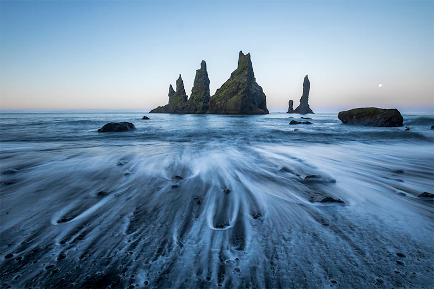 Pohled na černou pláž na Islandu
