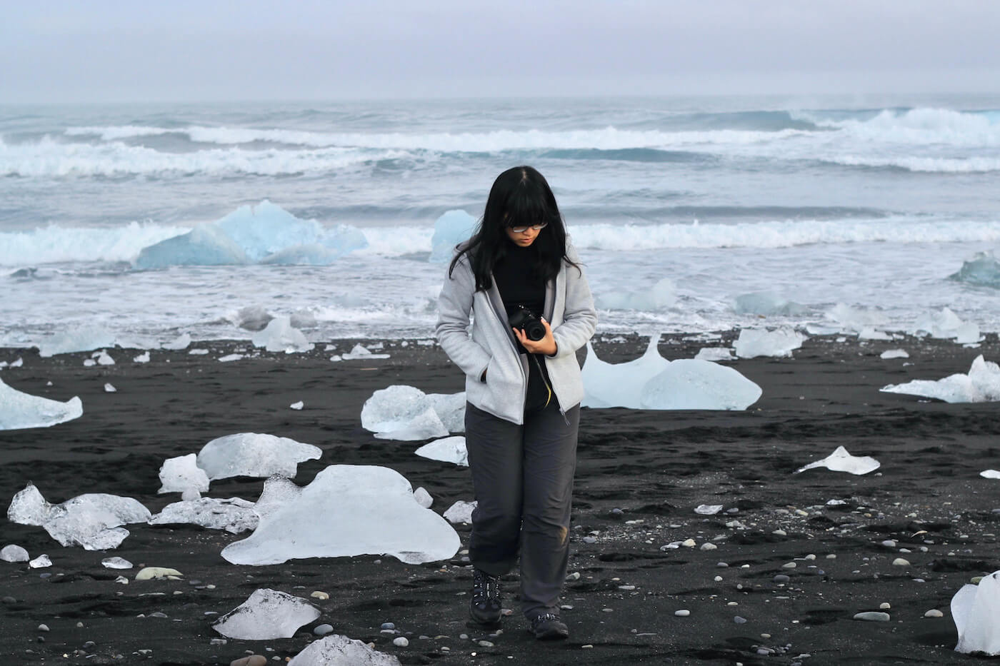 Pohled na diamantovou pláž plnou ker na Islandu