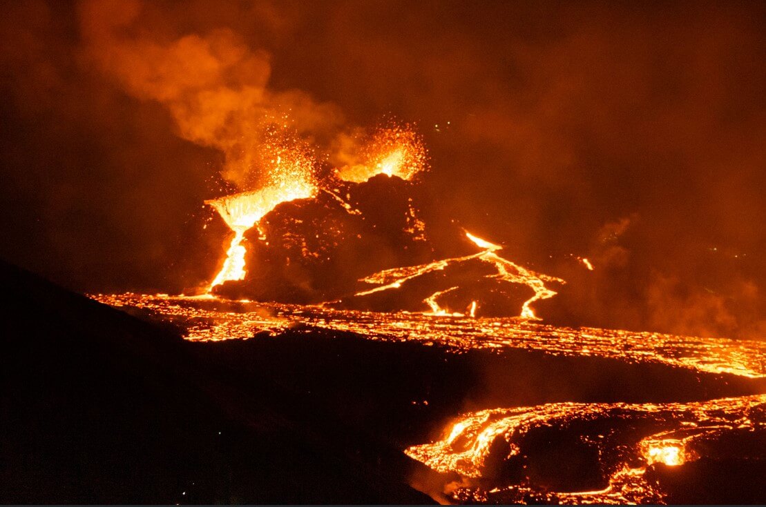 erupce sopky na Islandu v noci
