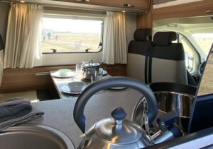 karavan s vybavenou kuchyní