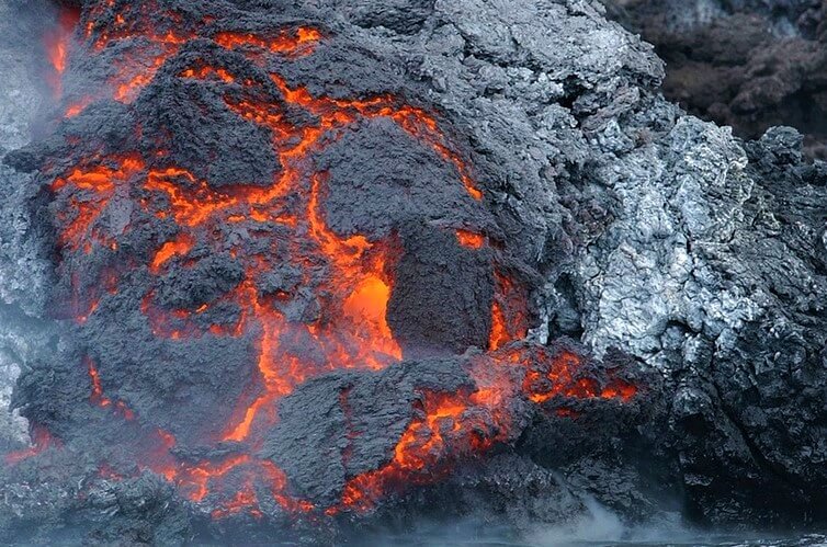 lava a erupce na Islandu