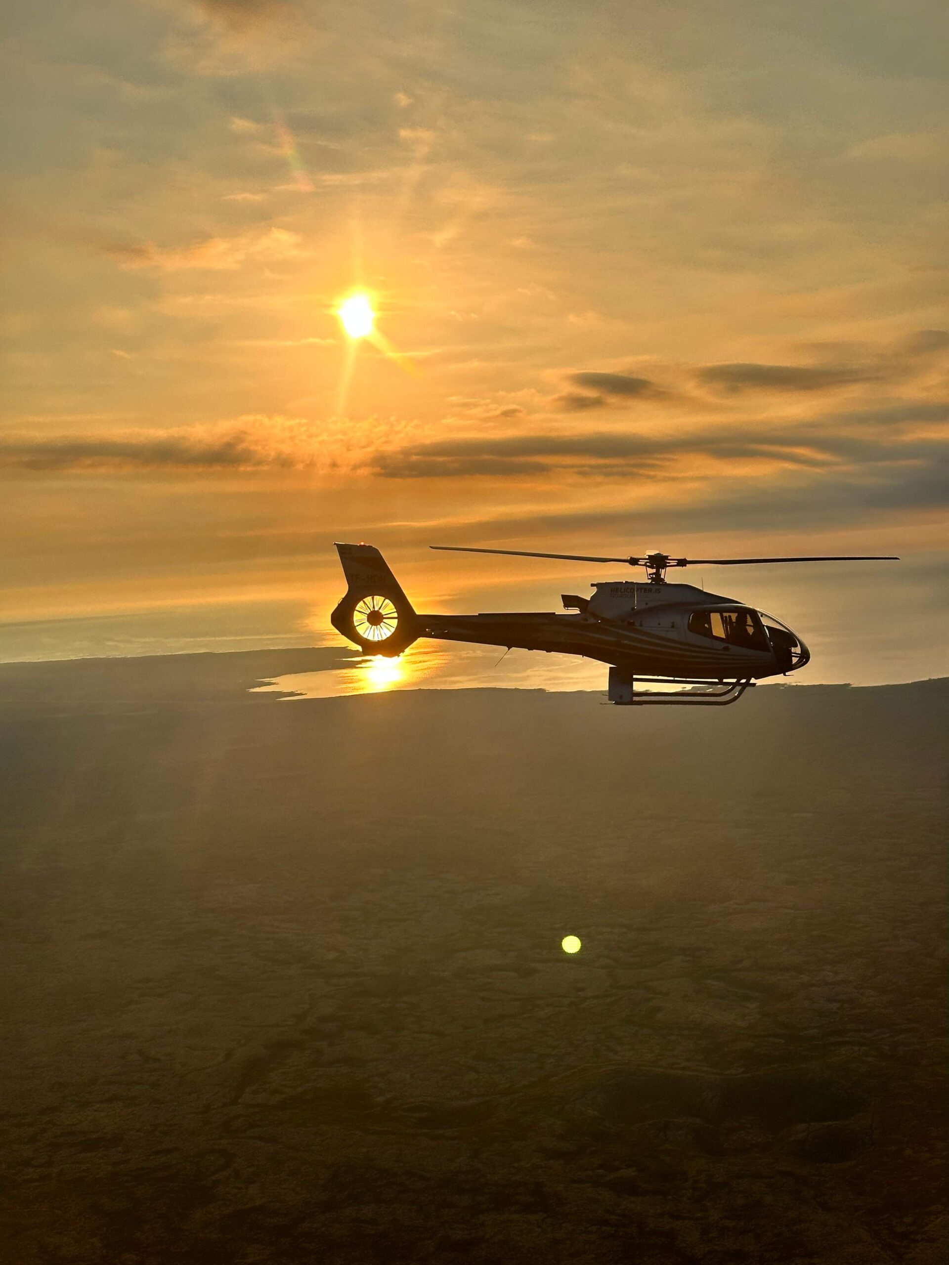 Let helikoptérou při západu slunce